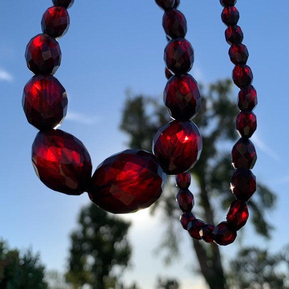 Cherry Bakelite Graduated Faceted Bead Necklace Simichrome TESTED 1.5 oz/42.5 gr - Picture 4 of 8